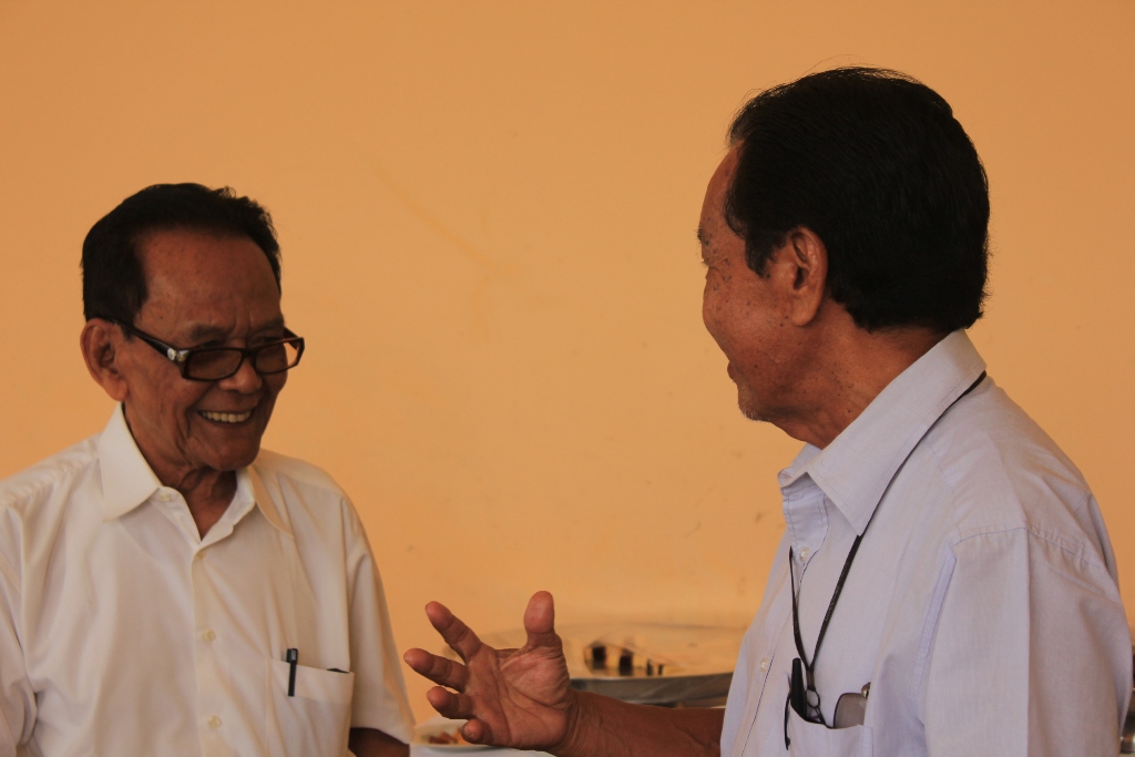 Gunawan Wiradi (Kiri, berkacamata) dalam satu kesempatan Rapat Rencana Strategis Bina Desa di Jogjakarta (2013)