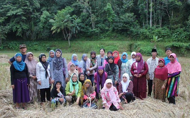 SPPB Kadupandak with Mari Suzuki and Bina Desa team in natural agricultural land. (Photo: John Sinulingga)